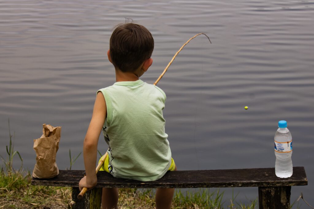 Photo d'un enfant qui pêche à la ligne.